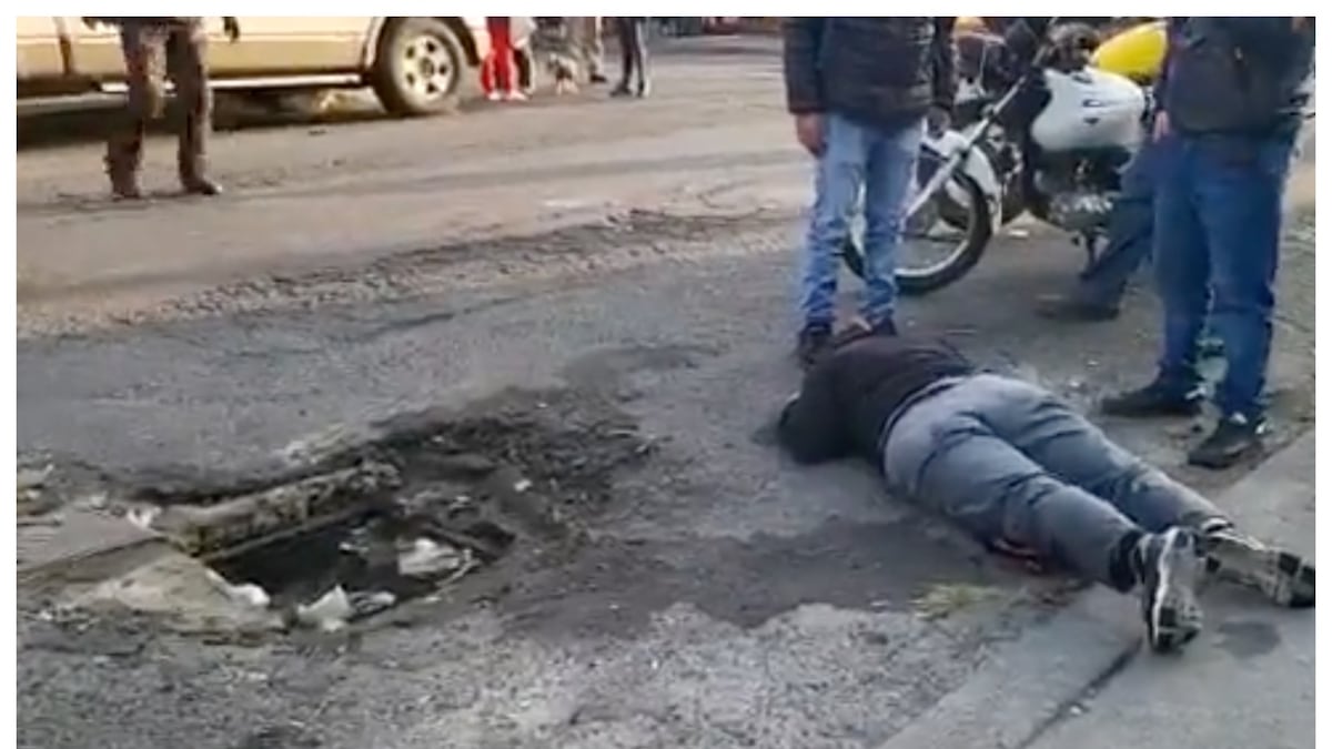 La mujer cayó al registro sin tapa. (Especial)