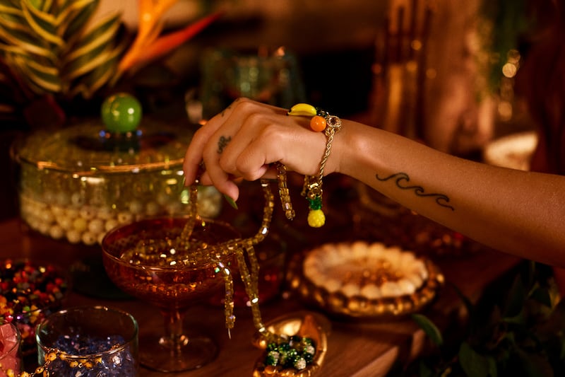 La superestrella colombiana celebra su nuevo álbum con una experiencia inmersiva para sus fans: comida típica, arte corporal, joyería personalizada y una fiesta en la azotea