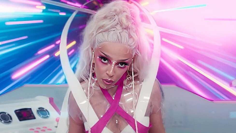 El tema 'Get Into It (Yuh)' de Doja Cat es uno de los más reproducidos de su reciente álbum ‘Planet H.E.R.’ y el video es una pieza sin desperdicio.