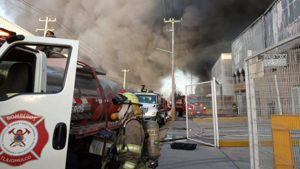 Al final participaron más de 170 bomberos de toda la Zona Metropolitana en el combate del fuego.