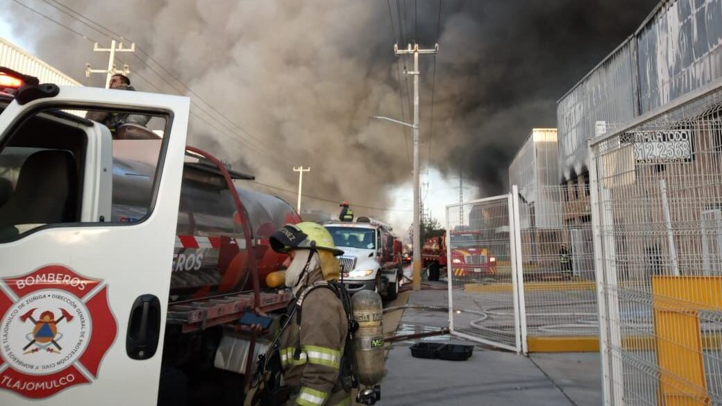 Al final participaron más de 170 bomberos de toda la Zona Metropolitana en el combate del fuego.