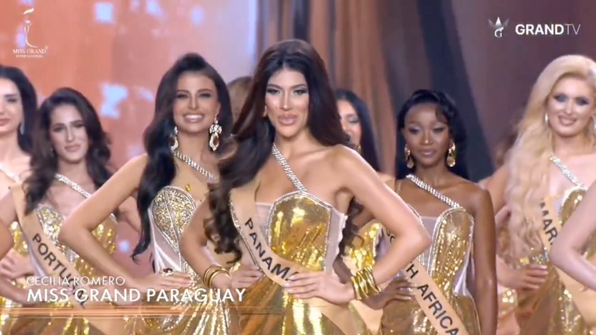 El incómodo momento de Miss Panamá al tomar por error el lugar de Miss Paraguay en Miss Grand International