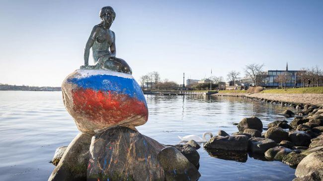 Vandalizan La Sirenita de Copenhague con los colores de la bandera rusa.