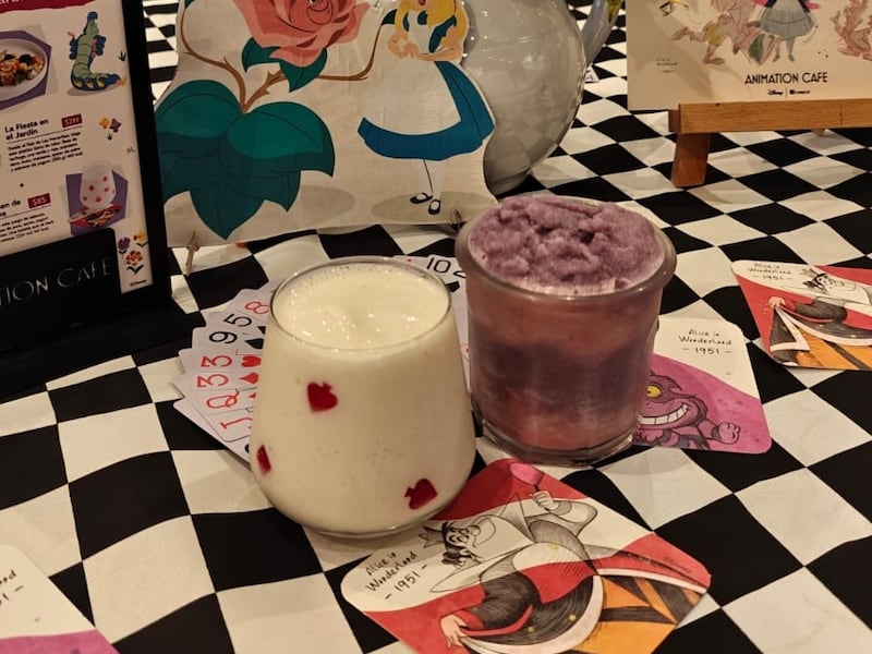 Celebra el 75 aniversario del clásico de Disney con una propuesta gastronómica que incluye la Bebida Sonriente y postres de cuento