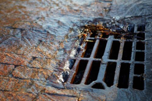 ¿Agua contaminada llegó al Edomex? Denuncian olor a combustible en drenaje de Nezahualcóyotl