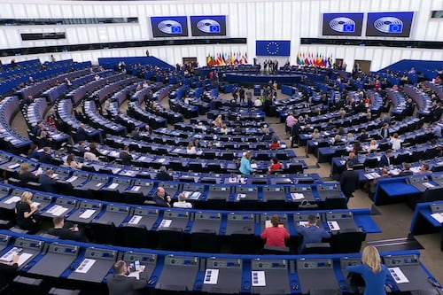 Europa aprueba su “nuevo ICE”, detendrá a migrantes y los presionará para “autodeportarse”