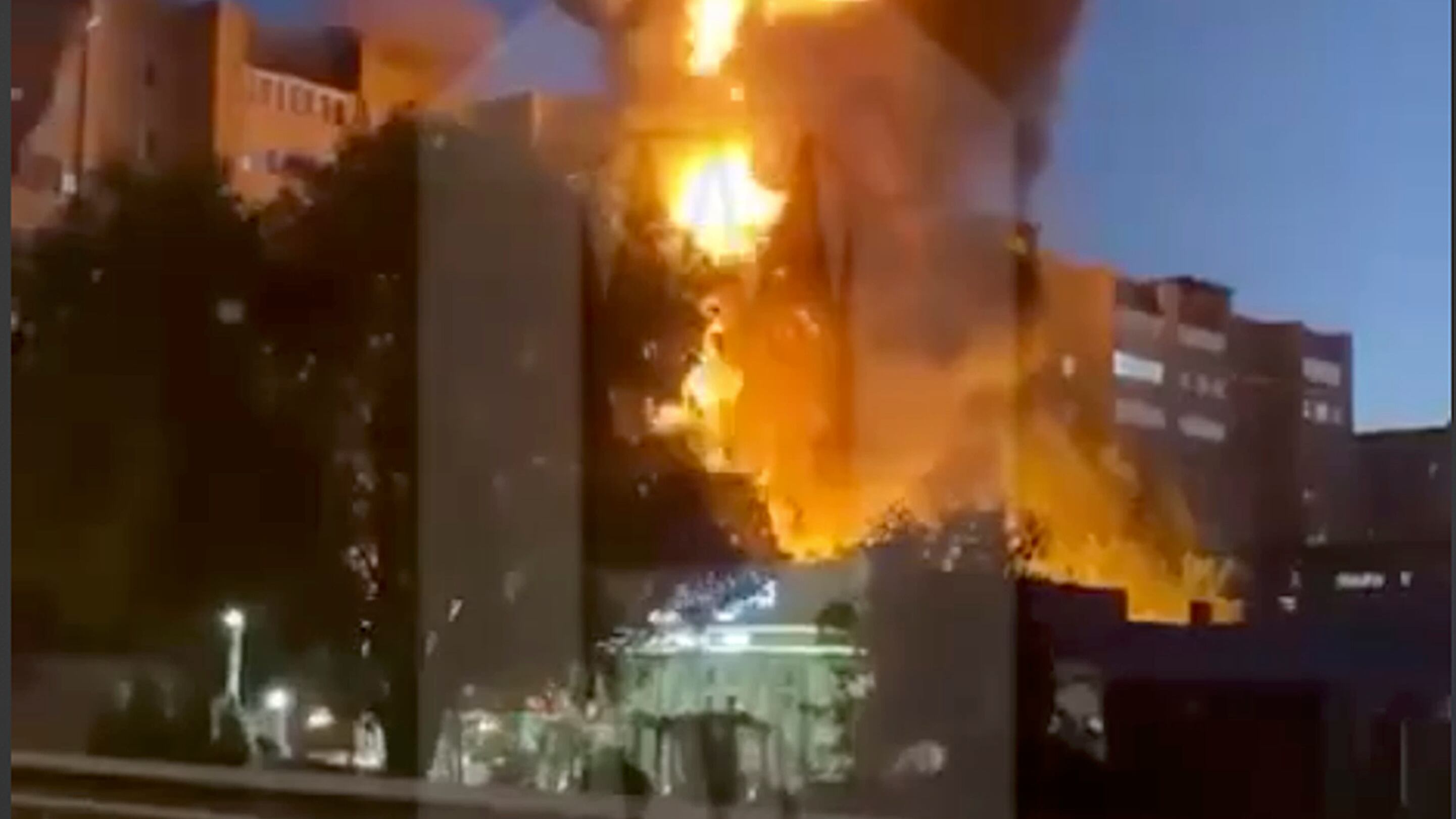 Esta foto tomada de un video de OSTOROZHNO NOVOSTI muestra el lugar donde se estrelló un avión en Yeysk, Rusia