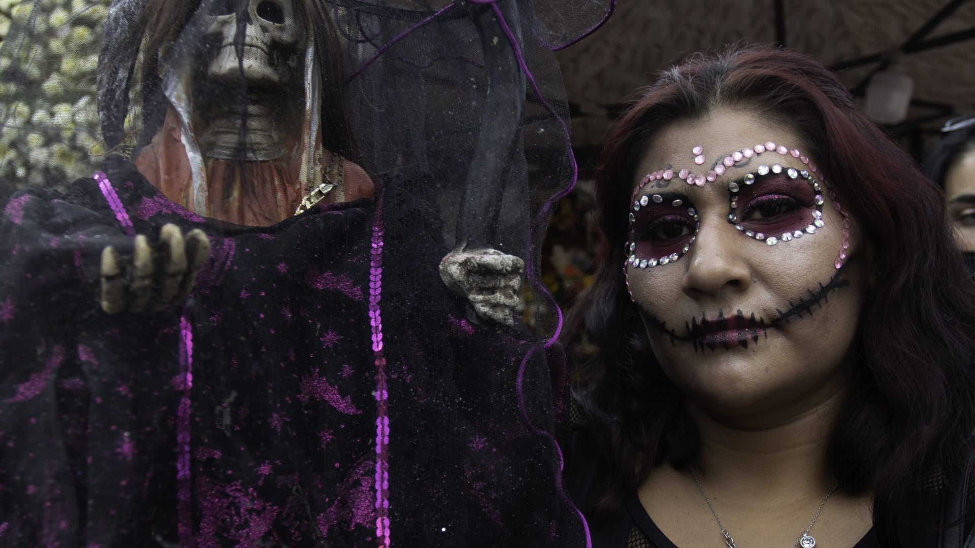 Cientos de personas se congregaron para celebrar a la Santa Muerte en su altar de Alfareria Tepito.