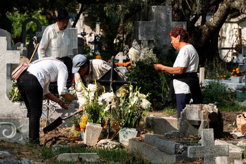 Familias acuden al Panteón Civil de Dolores por Día de Muertos