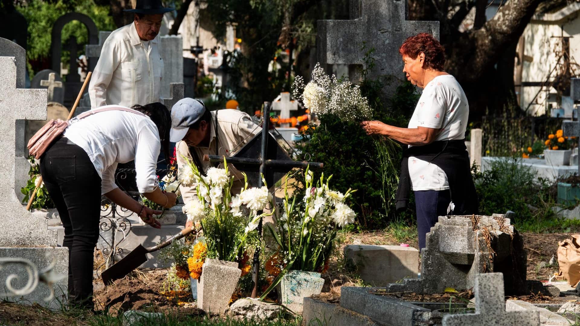Familias acuden al Panteón Civil de Dolores por Día de Muertos