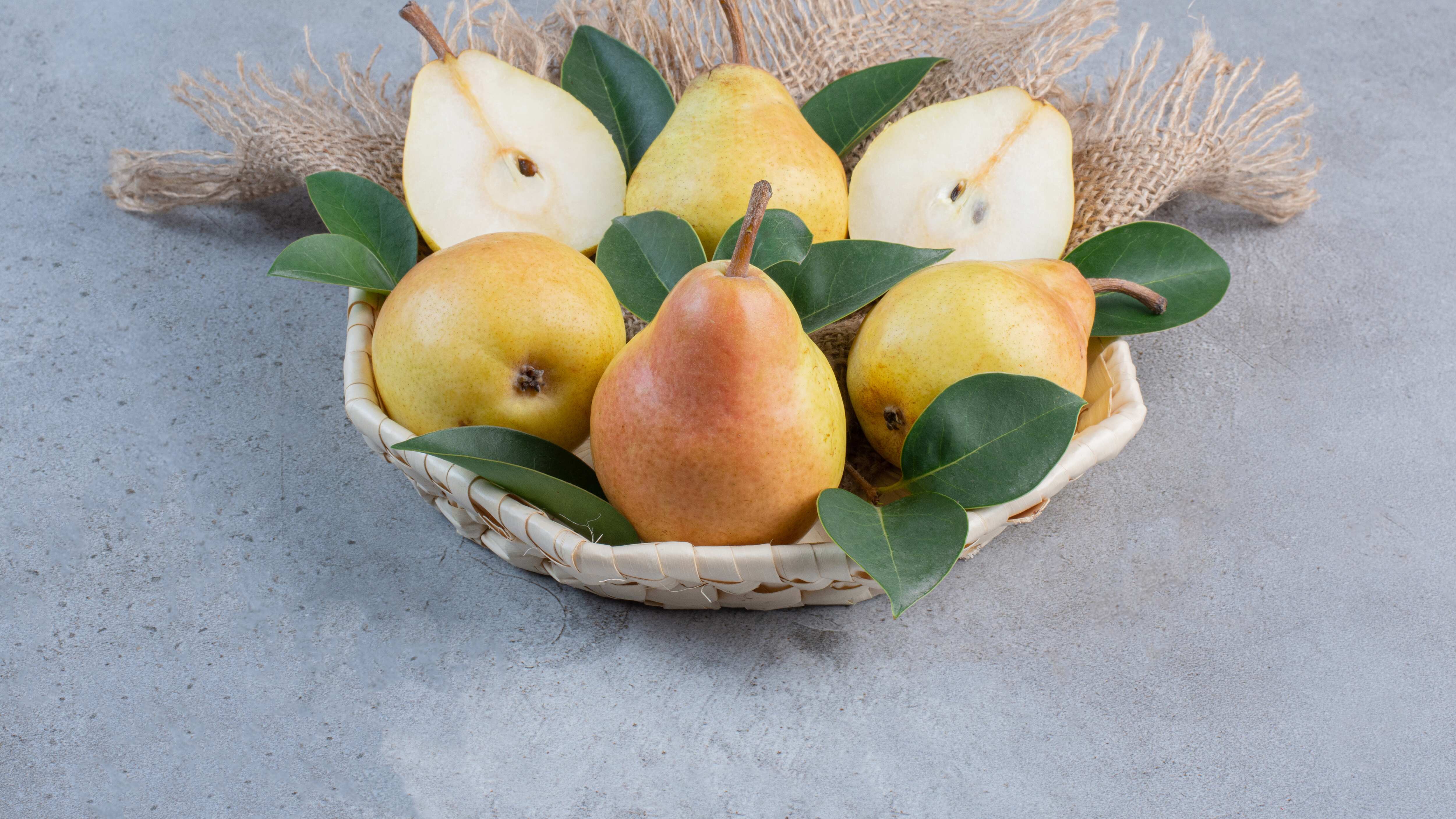 Las peras ayudan a combatir el estreñimiento, a regular el azúcar en la sangre y a favorecer la pérdida de peso, entre otros beneficios para la salud. Foto: Freepik.