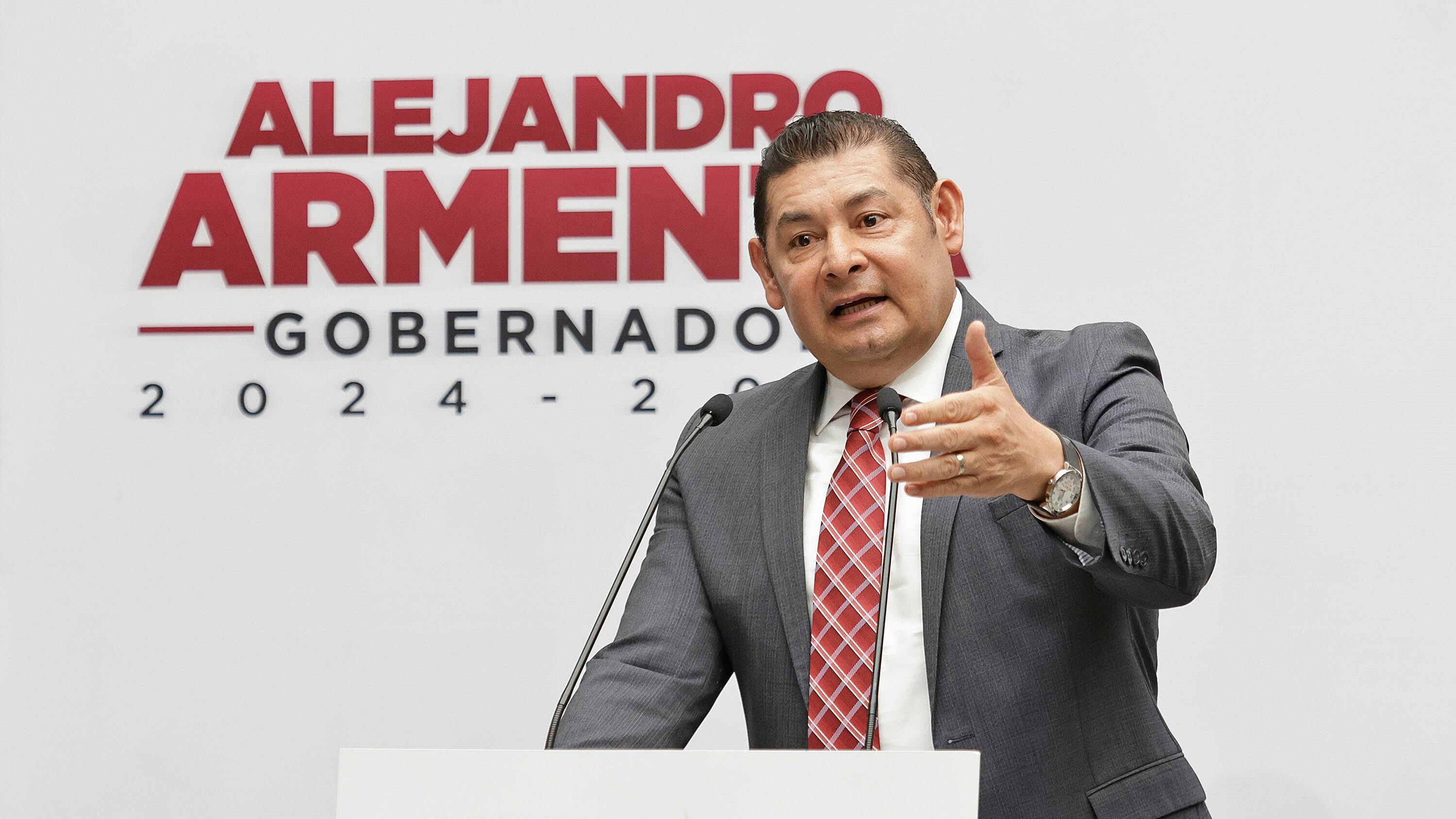 Presenta a miembros de su equipo.