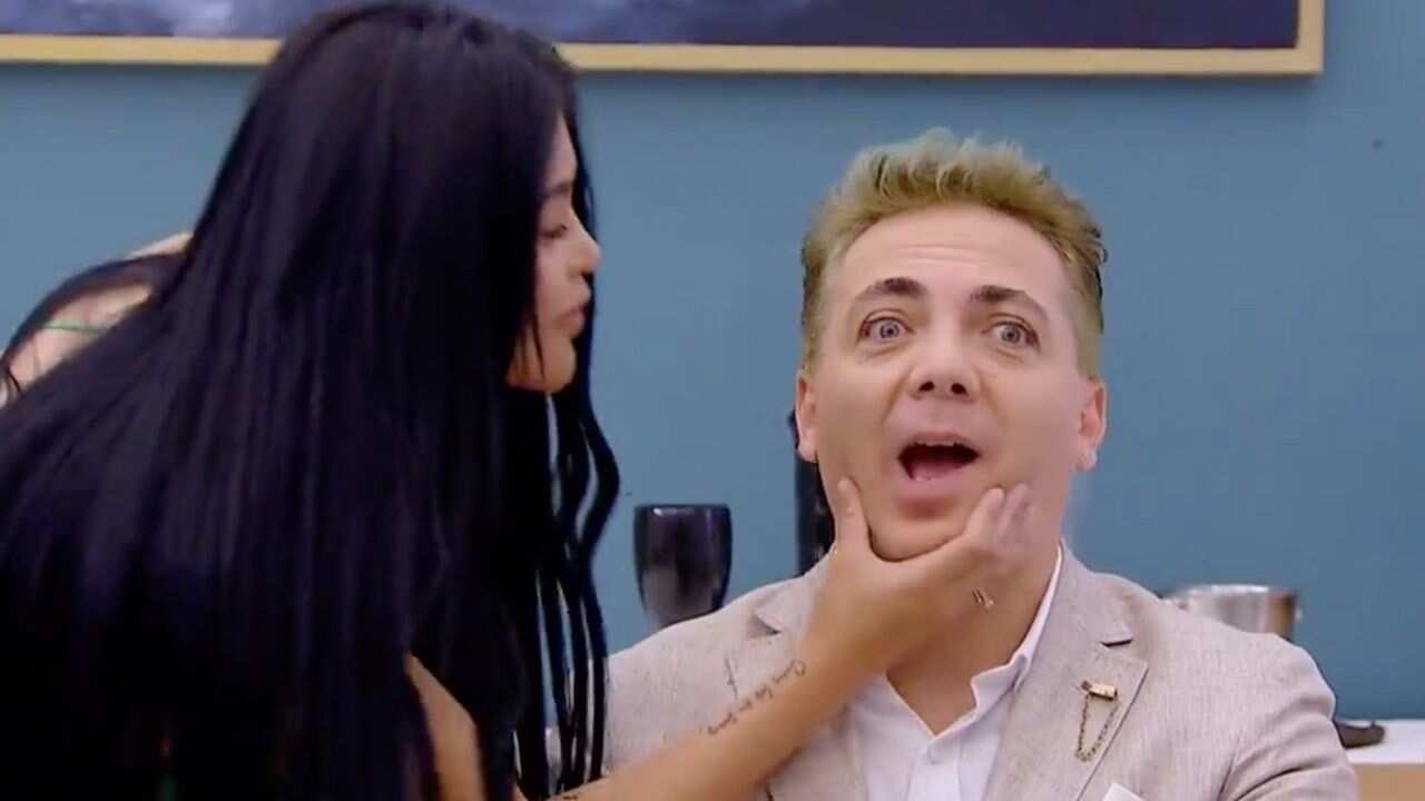 Gomita le roba un beso a Cristian Castro en el ‘Hotel VIP’
