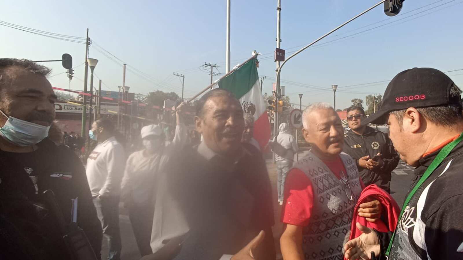 Manifestantes dialogan con personal de concertación política.