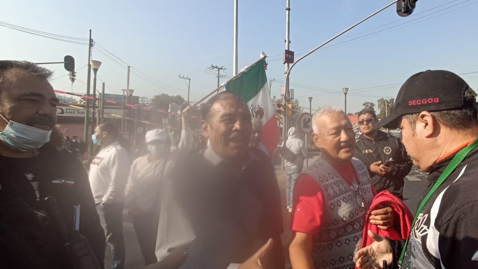 Manifestantes dialogan con personal de concertación política.