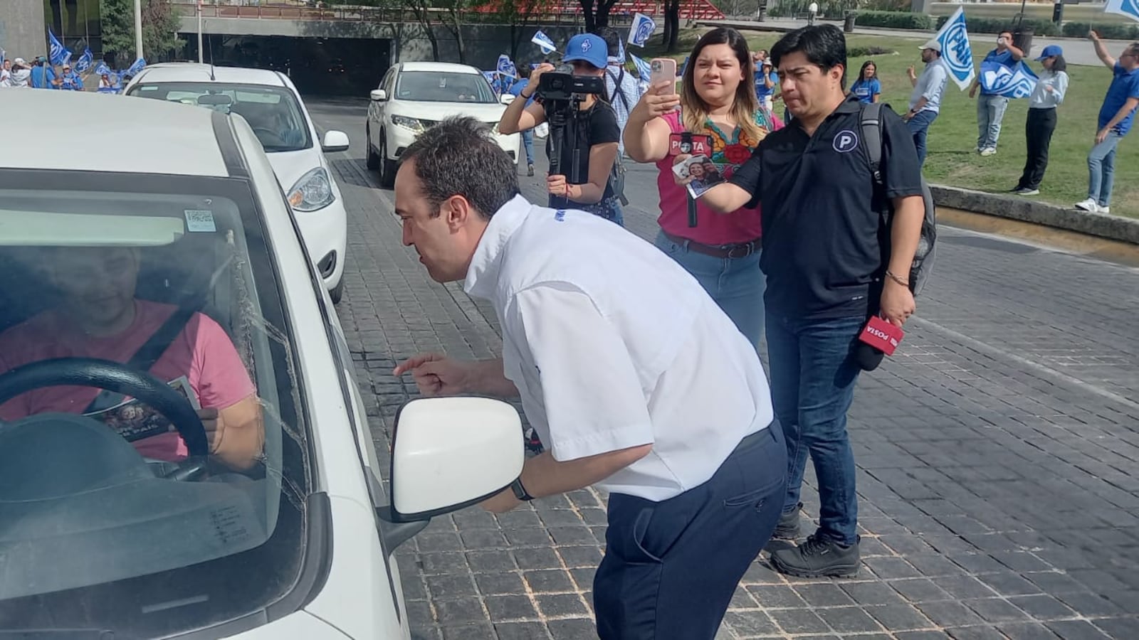 Salinas Wolberg entregó volantes a los automovilistas que recorrían Zaragoza y Padre Mier.
