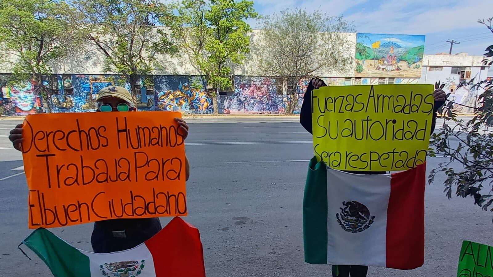Héctor Juárez y Mary Cardona llegaron con pancartas y banderas de México a las instalaciones de la Comisión.
