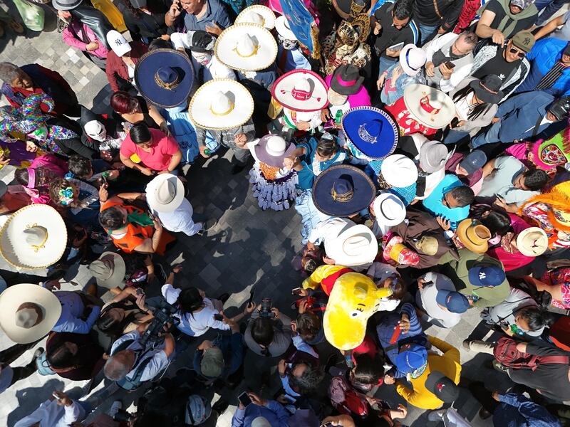Clara Brugada creará un fondo para rescatar la cultura y tradiciones de los pueblos originarios