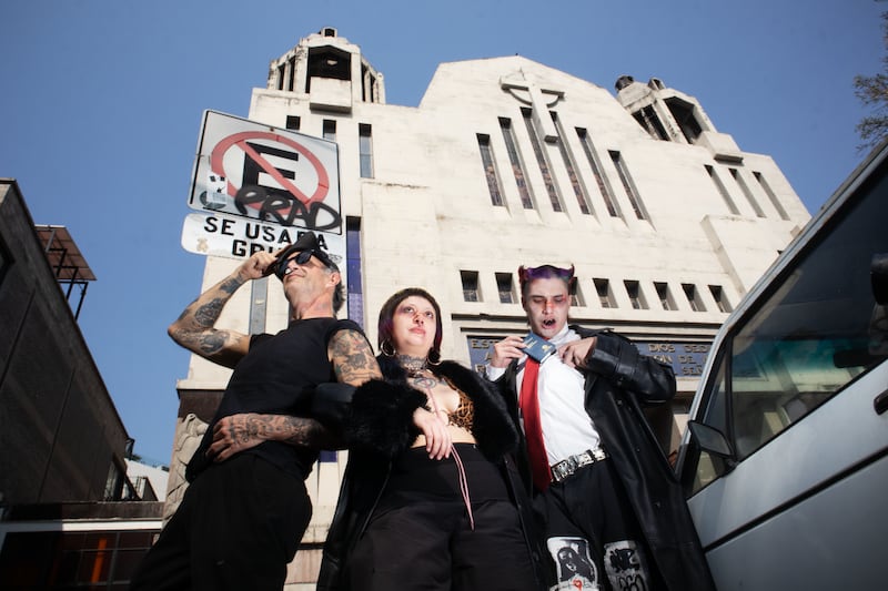 Gloory Hole estrenan 'ERES INCREÍBLE' en colaboración con Tito Fuentes