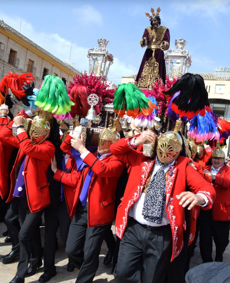 En Baena, España, la Semana Santa cobra vida entre olivares andaluces. Esta celebración con sus desfiles, escenificaciones y sonidos ancestrales, cautiva corazones y aspira a reconocimiento internacional