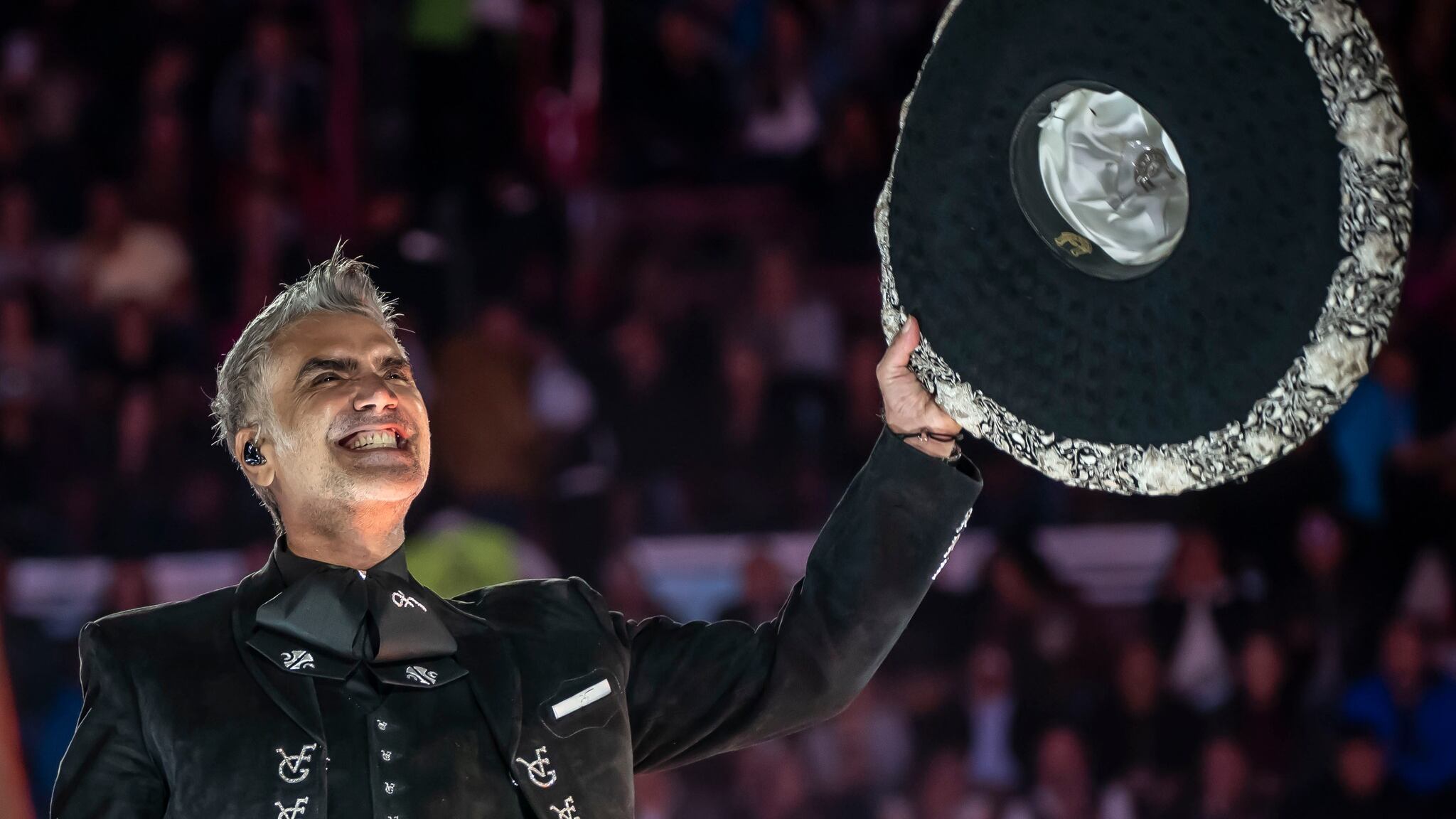 El cantante divide opiniones con la canción "Mátalas".