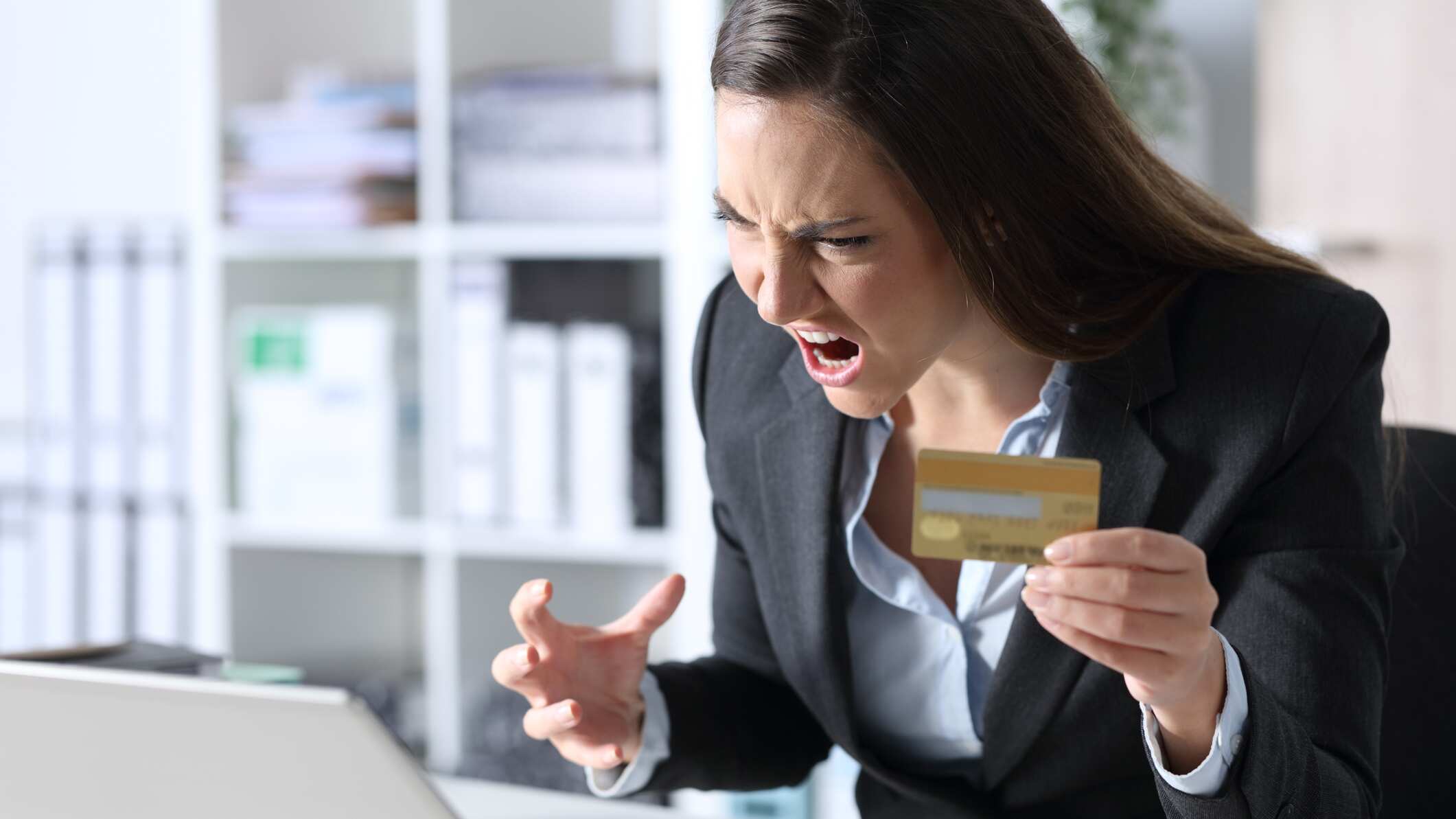 Hay bancos que rechazan 70% de las quejas y resuelven en contra de los clientes; la tarjeta de crédito y débito acaparan las denuncias.