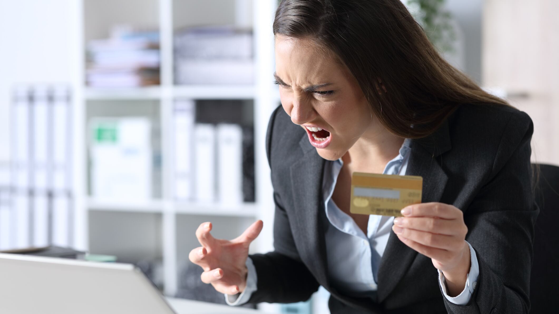 Hay bancos que rechazan 70% de las quejas y resuelven en contra de los clientes; la tarjeta de crédito y débito acaparan las denuncias.