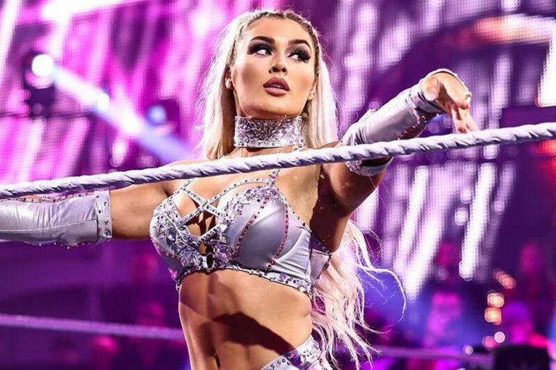 Tiffany Stratton habla sobre sus supuestas cirugías estéticas y el despido de Giovanni Vinci en WWE