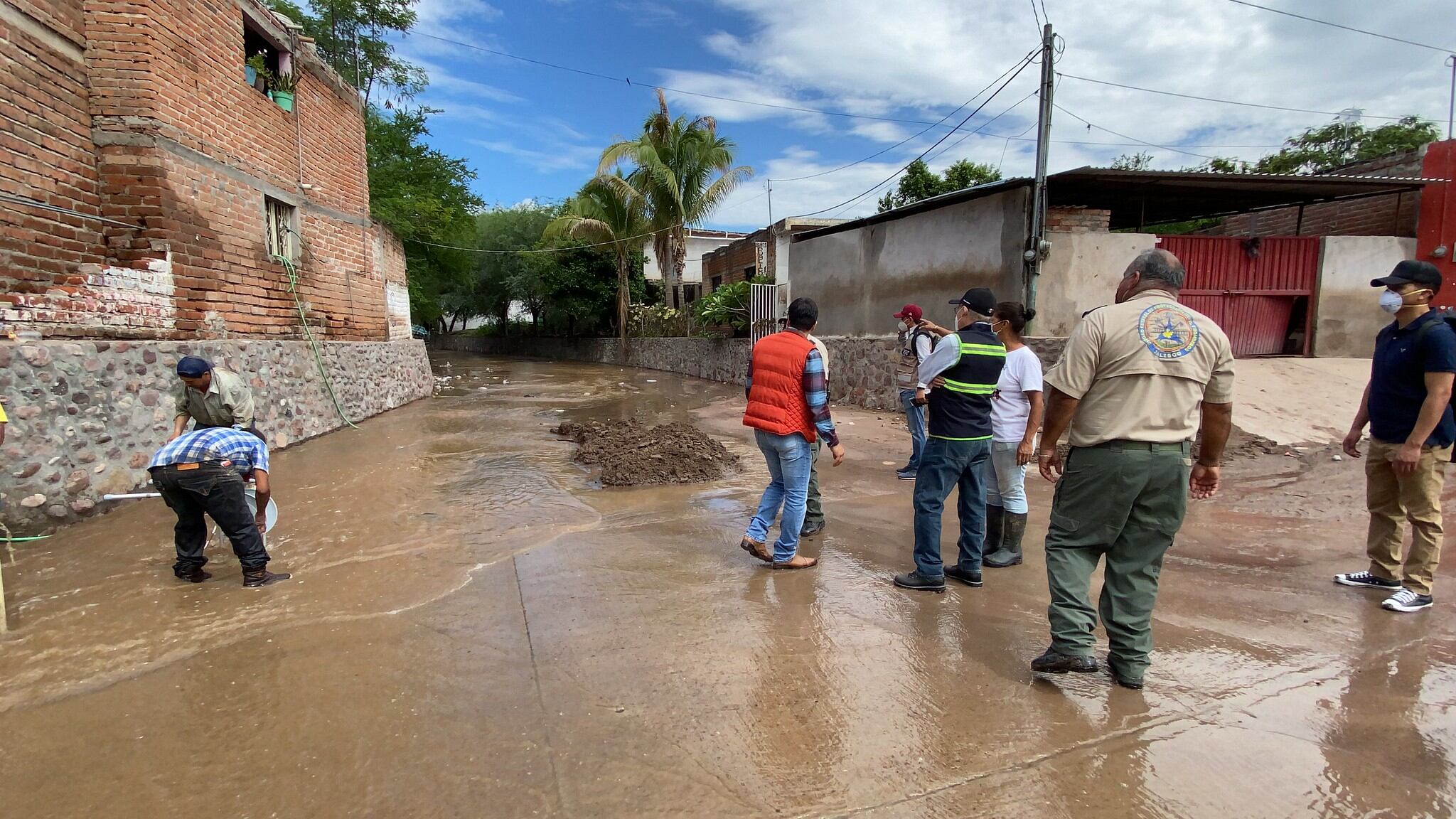 Vecinos de Chimaltán señalaron que es poco común que el arroyo La Tecolota, que se desbordó, hubiera alcanzado ese nivel que inundó las casas.