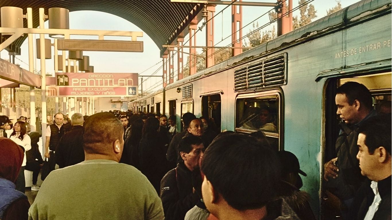 Retiro de tren provoca retrasos en el Metro