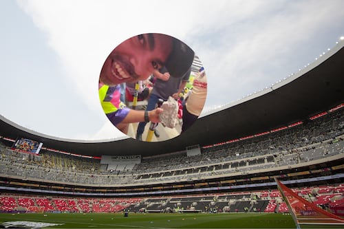 Aficionado exhibe desprendimiento de cemento en gradas del Estadio Azteca durante el América vs. Pumas