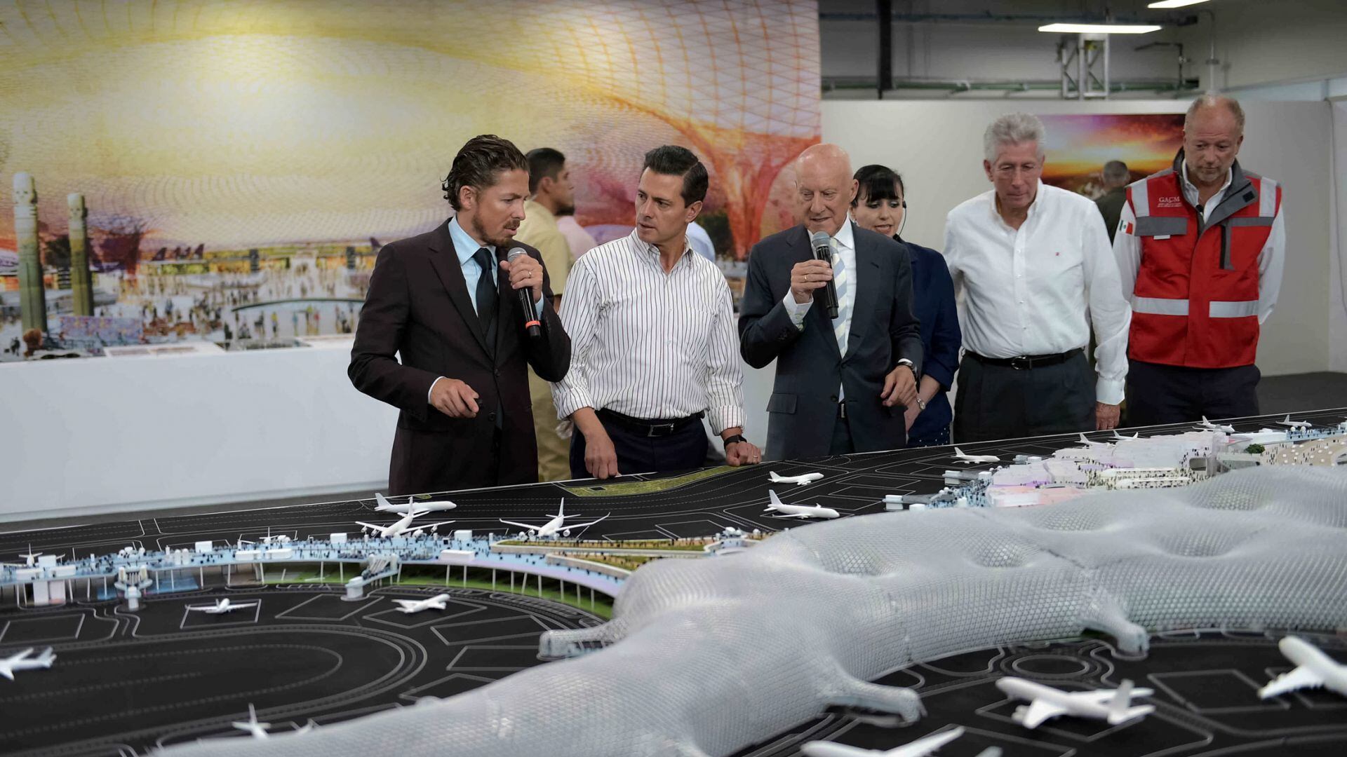 #PolíticaConfidencial Peña Nieto aparece para defender al cancelado NAIM