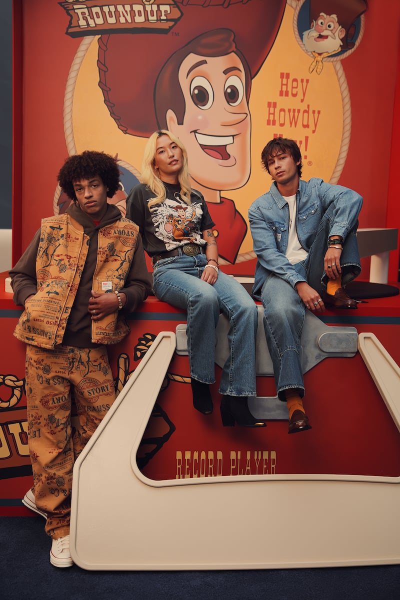 Denim, parches, bordados y mucha vibra cowboy, así es como Levi’s celebra tres décadas de amistad y aventuras con una línea inspirada en los personajes más entrañables de esta cinta