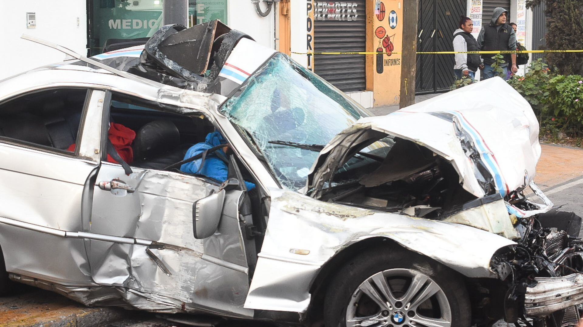 Dos jóvenes murieron luego de que el automóvil en el que se transportaban se impactara contra un poste.