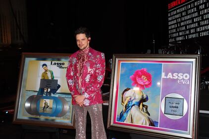 El cantante y compositor venezolano fue sorprendido con un disco Platino por su álbum EVA, Doble diamante y Triple Platino por su sencillo Ojos Marrones en el Teatro Metropólitan.