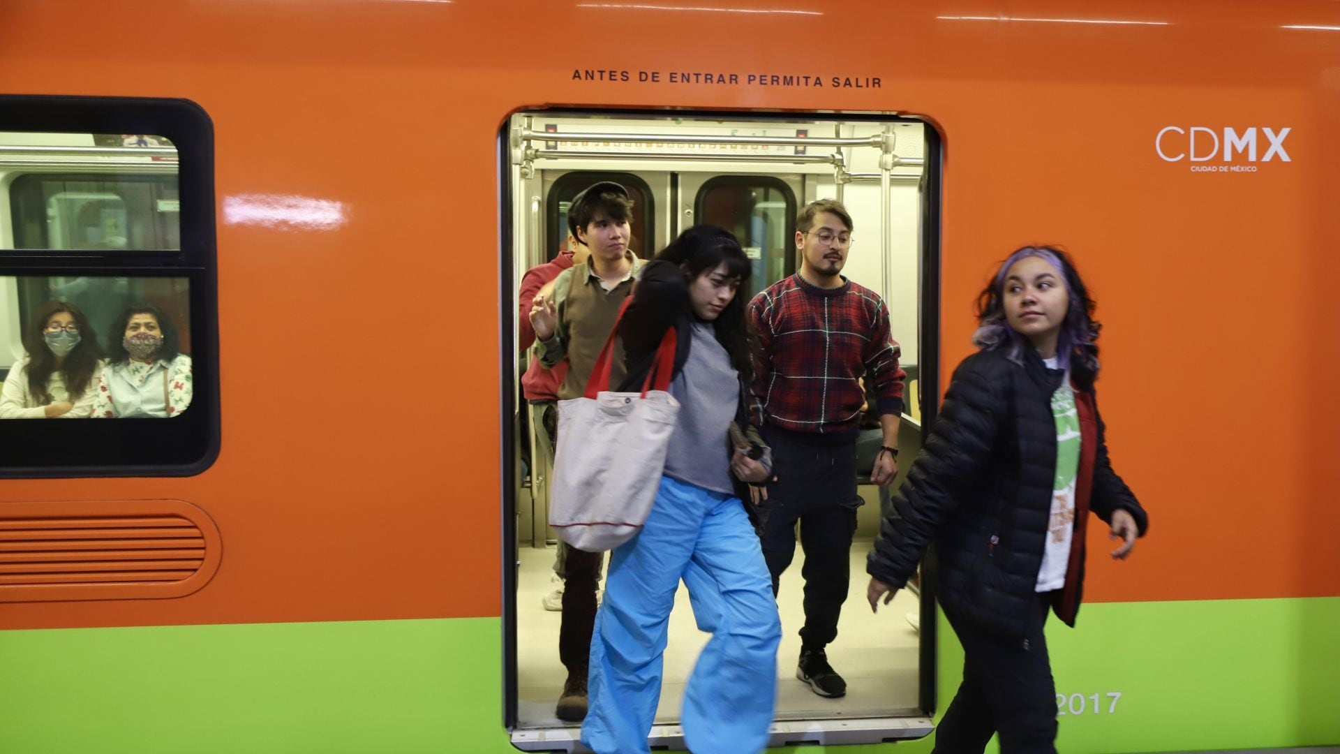 Metro CDMX trabajadores protestan por falta de pago de horas extra