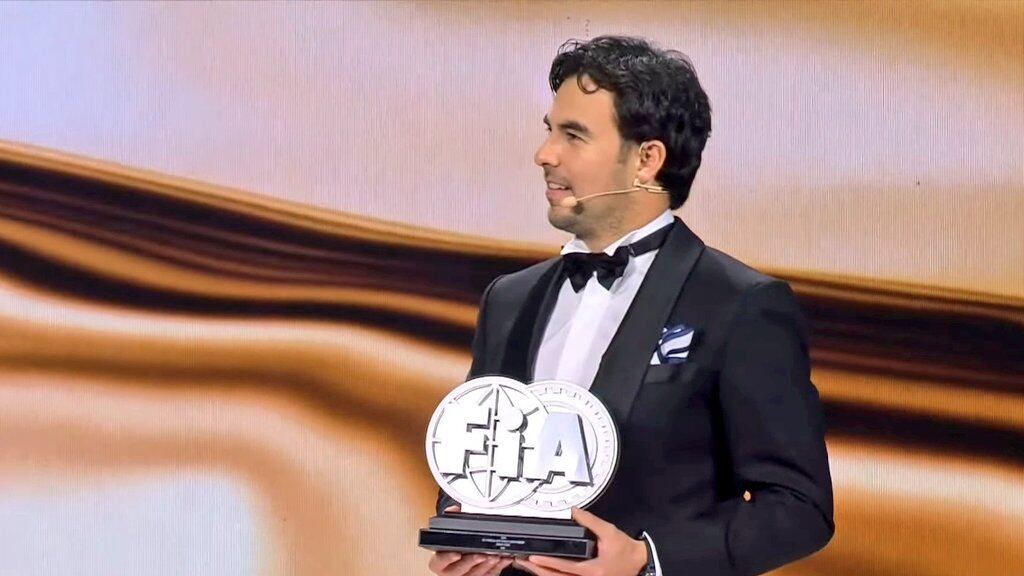 Checo Pérez recibió su galardón de subcampeón de Fórmula 1.