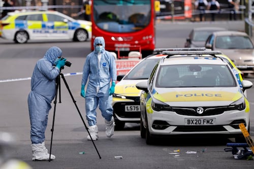 Filtran video de hombre apuñalando a dos judíos en calles de Londres