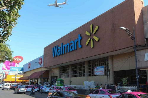 Walmart desmiente venta de vacunas contra Covid-19 en México