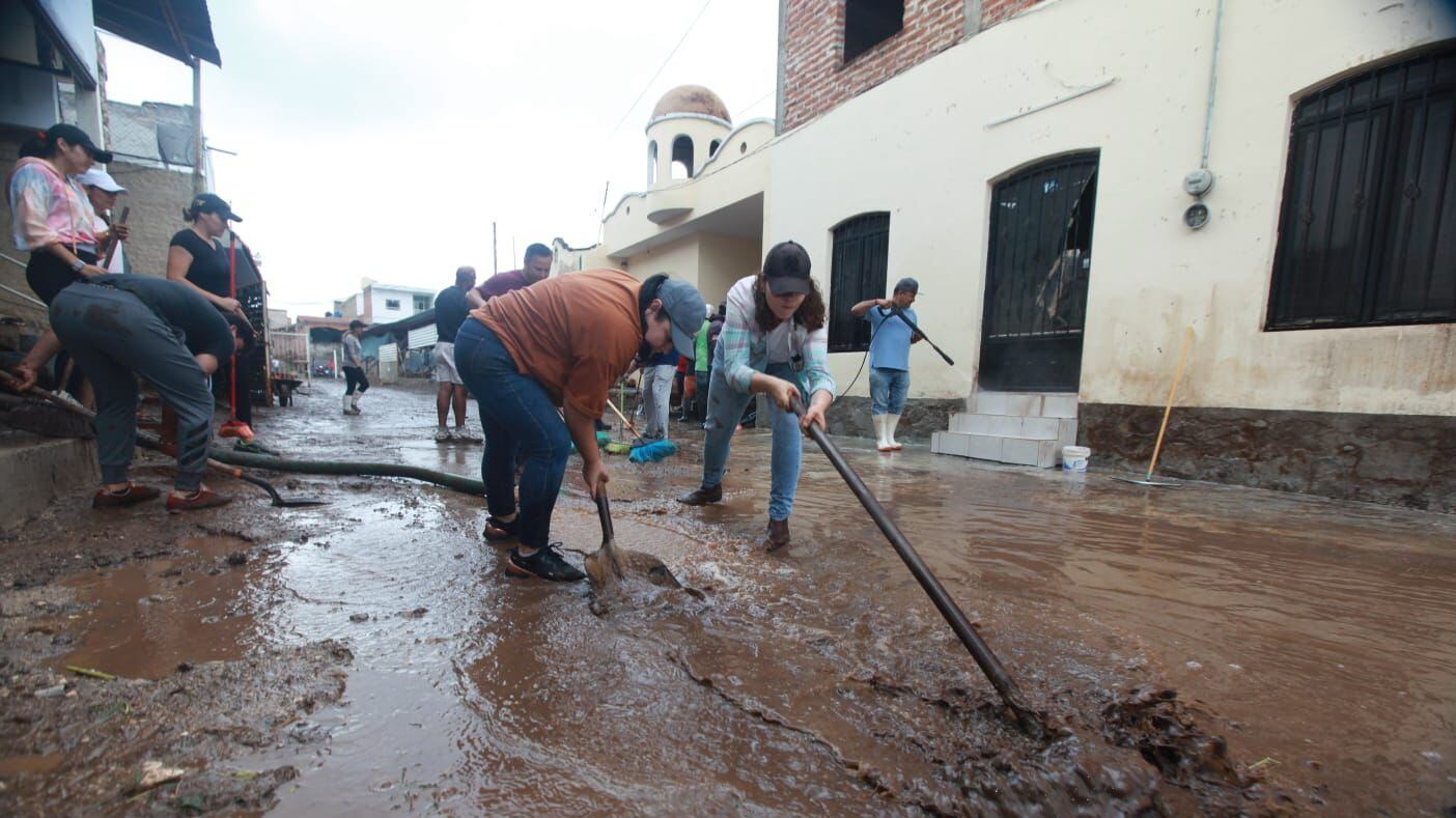 Los cuerpos de emergencia rescataron también a una persona que quedó atrapada por la corriente de un arroyo.