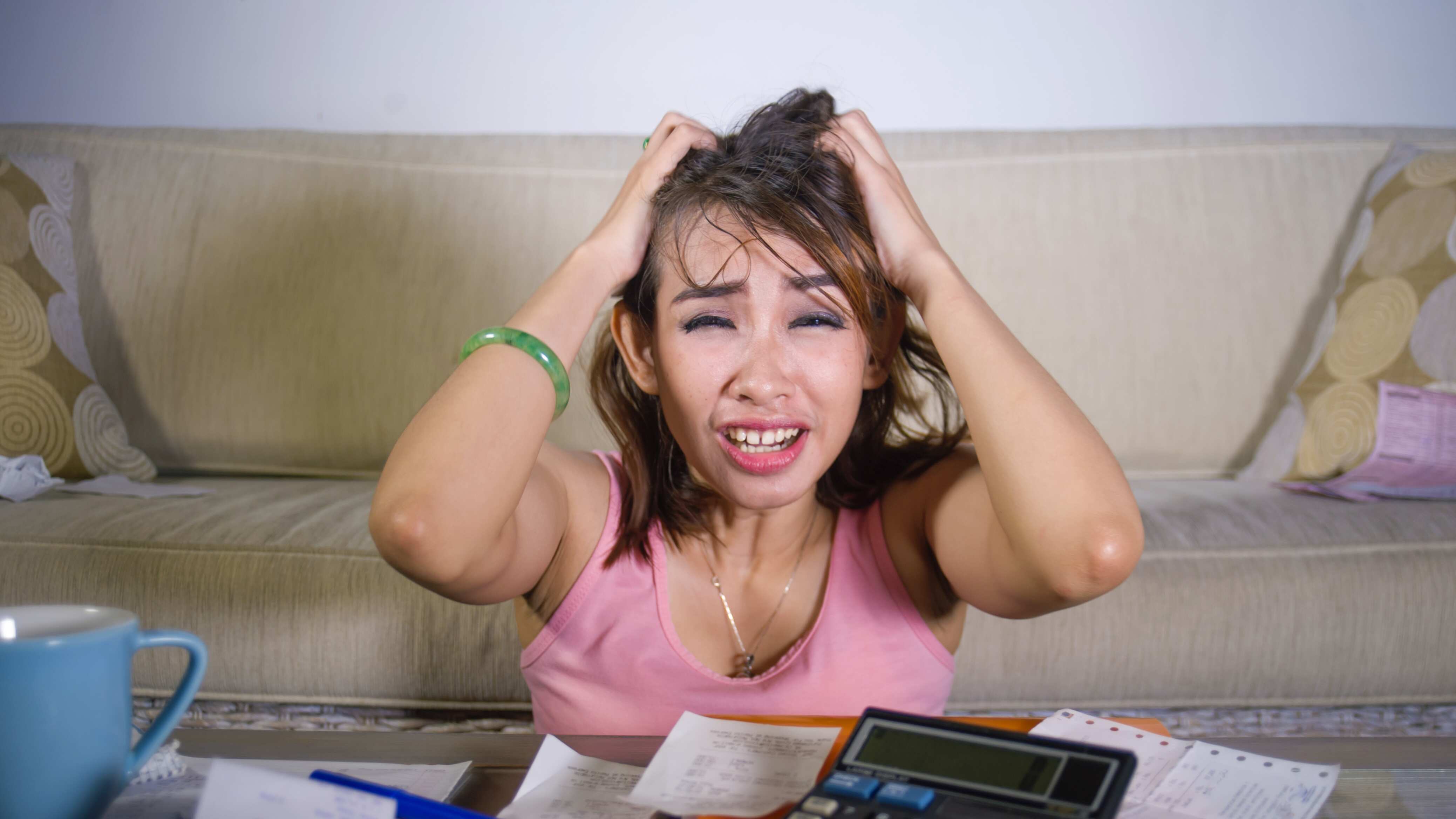 Ahorra, aumenta tus ingresos y pon en marcha una estrategia para reducir tus deudas al máximo, recomiendan los especialistas en finanzas.