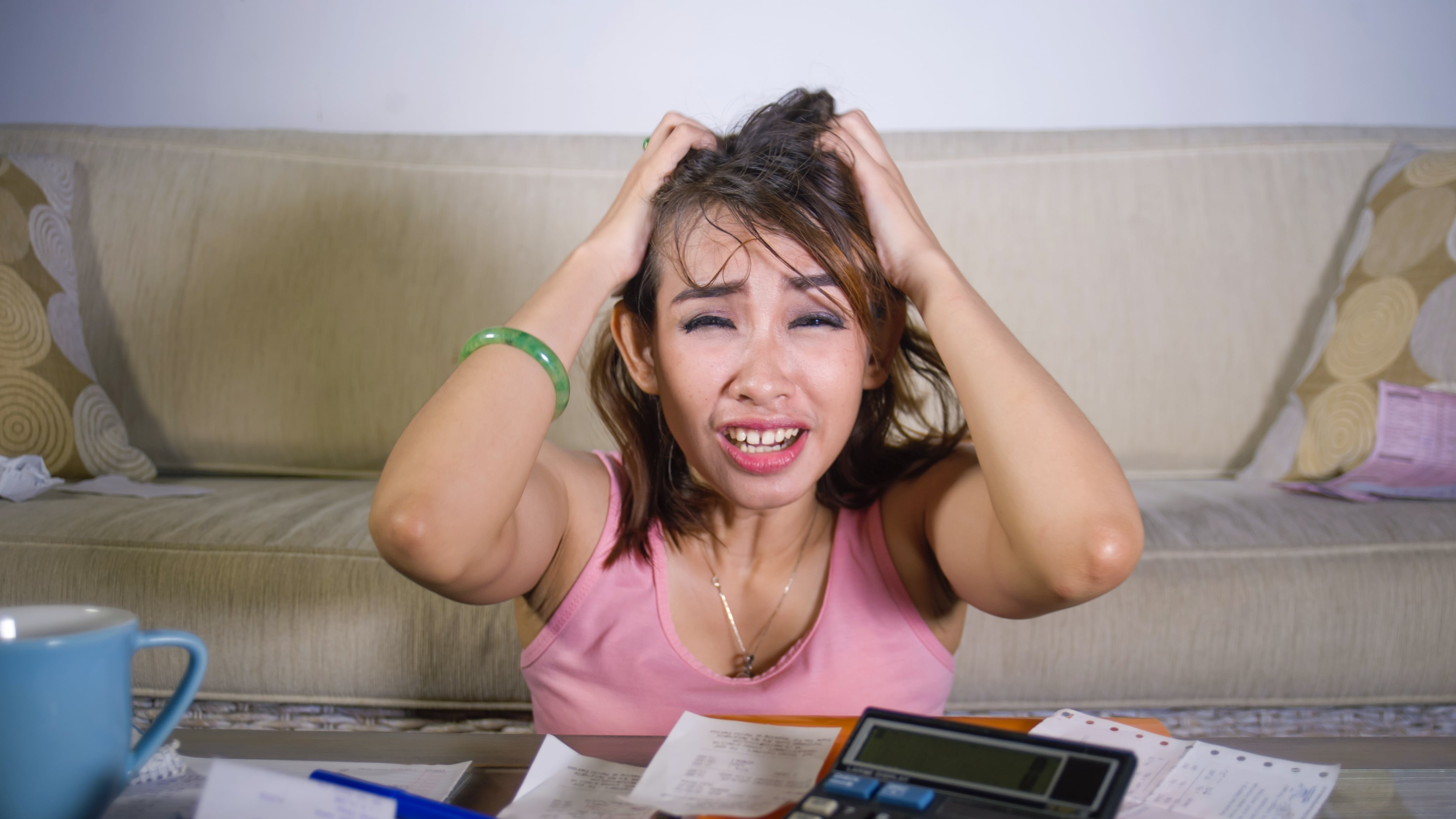 Ahorra, aumenta tus ingresos y pon en marcha una estrategia para reducir tus deudas al máximo, recomiendan los especialistas en finanzas.