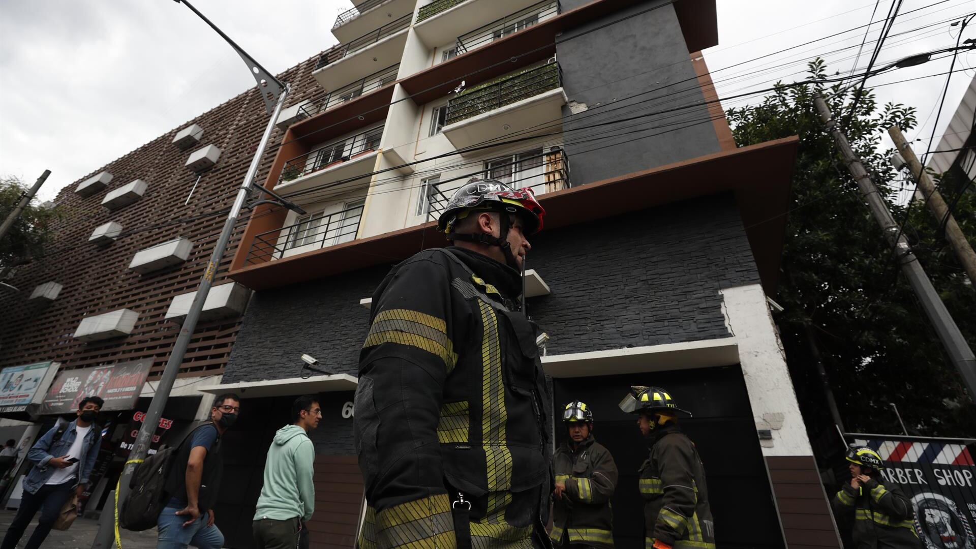 Un sismo de magnitud 7,7 sacudió este lunes el centro de México, con saldo de un muerto, justo en el día de los aniversarios de los terremotos del 19 de septiembre de 1985 y de 2017, considerados los dos más destructivos de la historia reciente en el país.