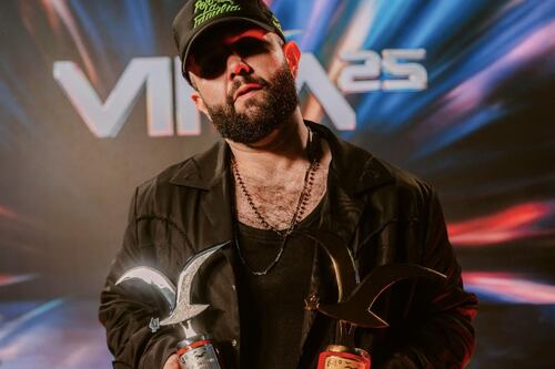 Carín León doma al ‘monstruo’ de Viña del Mar y hace historia en su debut