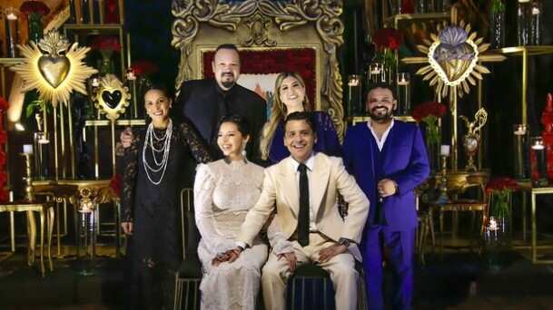 Christian Nodal y Ángela Aguilar con sus padres en su boda