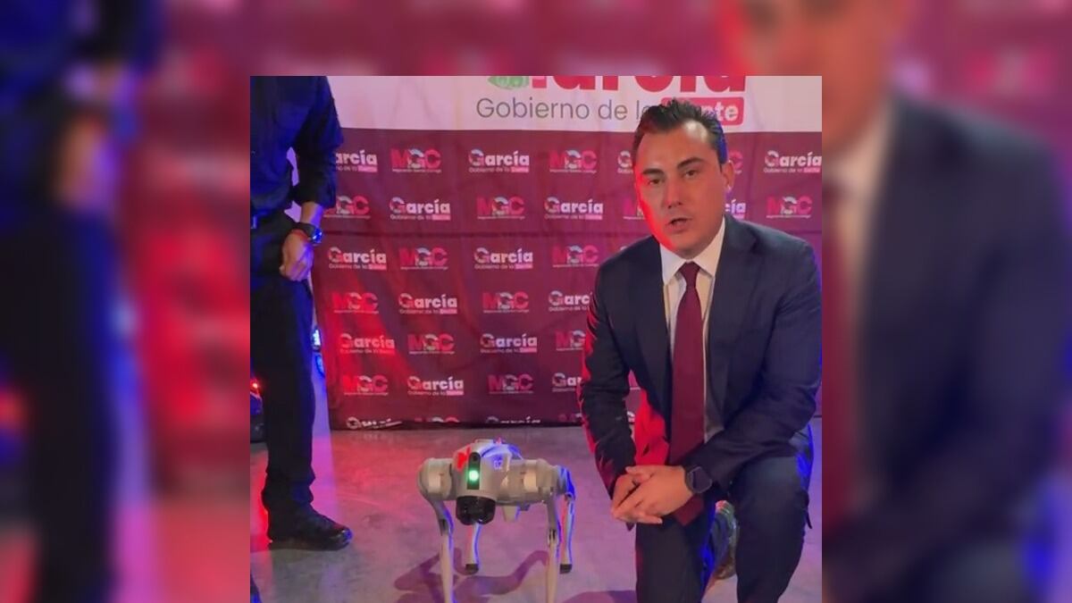 el alcalde dio a conocer las funciones del robot.