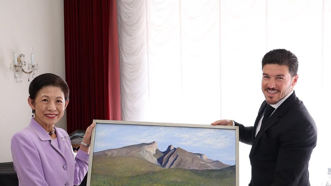El gobernador entregó la princesa un cuadro con la imagen del Cerro de la Sila.
