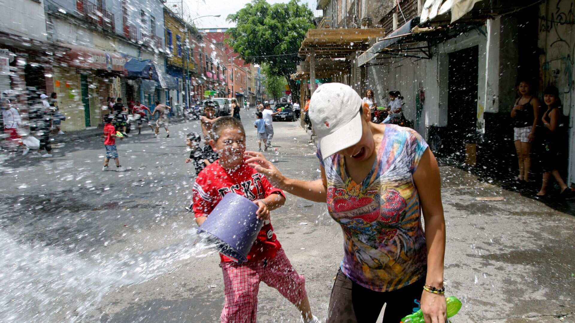 ¡No te mojes! Seguir la tradición del Sábado de Gloria puede salirte caro en CDMX