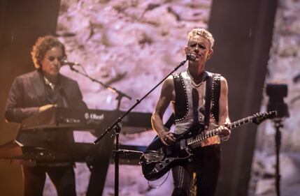 David Gahan, Martin Lee Gore y Andrew John Fletcher contagiaron a sus fanáticos con la energía de su gira ‘Memento Mori World Tour’, en la cual sorprendieron con temas como “Enjoy The Silence”, “Walking On My Shoes”, entre otros.