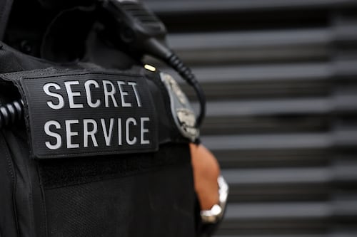 Detienen a agente del Servicio Secreto de EE. UU. por tocarse indebidamente en el pasillo de un hotel